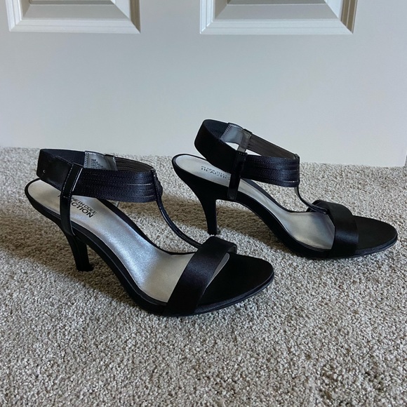 Kenneth Cole Reaction Black Kitten Heels - Picture 4 of 4